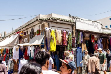 Essaouira, Fas - 20 Ağustos 2023 Essaouira çarşısını ziyaret eden insanlar, eski şehrin Medine 'sinde her türlü ürünü sunan geleneksel Arap pazarları..