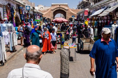 Essaouira, Fas - 20 Ağustos 2023 Essaouira çarşısını ziyaret eden insanlar, eski şehrin Medine 'sinde her türlü ürünü sunan geleneksel Arap pazarları..
