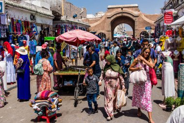 Essaouira, Fas - 20 Ağustos 2023 Essaouira çarşısını ziyaret eden insanlar, eski şehrin Medine 'sinde her türlü ürünü sunan geleneksel Arap pazarları..