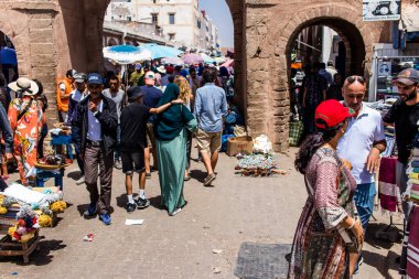 Essaouira, Fas - 20 Ağustos 2023 Essaouira çarşısını ziyaret eden insanlar, eski şehrin Medine 'sinde her türlü ürünü sunan geleneksel Arap pazarları..