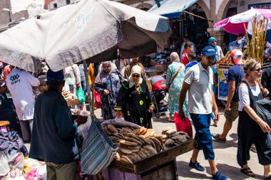 Essaouira, Fas - 20 Ağustos 2023 Essaouira çarşısını ziyaret eden insanlar, eski şehrin Medine 'sinde her türlü ürünü sunan geleneksel Arap pazarları..