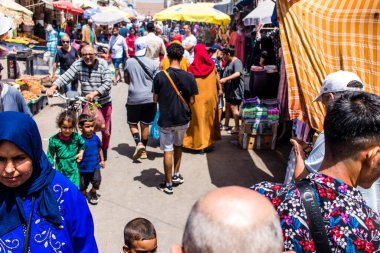 Essaouira, Fas - 20 Ağustos 2023 Essaouira çarşısını ziyaret eden insanlar, eski şehrin Medine 'sinde her türlü ürünü sunan geleneksel Arap pazarları..