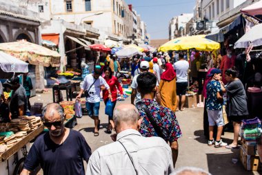 Essaouira, Fas - 20 Ağustos 2023 Essaouira çarşısını ziyaret eden insanlar, eski şehrin Medine 'sinde her türlü ürünü sunan geleneksel Arap pazarları..