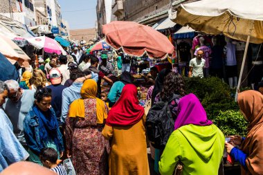 Essaouira, Fas - 20 Ağustos 2023 Essaouira çarşısını ziyaret eden insanlar, eski şehrin Medine 'sinde her türlü ürünü sunan geleneksel Arap pazarları..