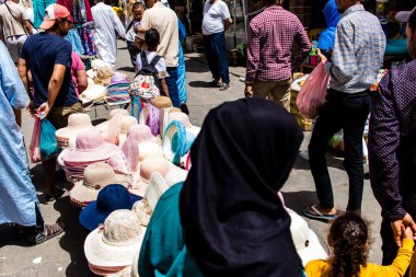 Essaouira, Fas - 20 Ağustos 2023 Essaouira çarşısını ziyaret eden insanlar, eski şehrin Medine 'sinde her türlü ürünü sunan geleneksel Arap pazarları..