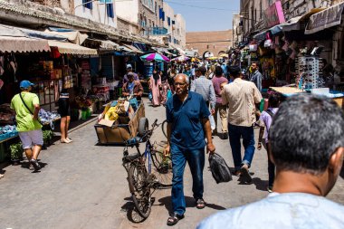 Essaouira, Fas - 20 Ağustos 2023 Essaouira çarşısını ziyaret eden insanlar, eski şehrin Medine 'sinde her türlü ürünü sunan geleneksel Arap pazarları..