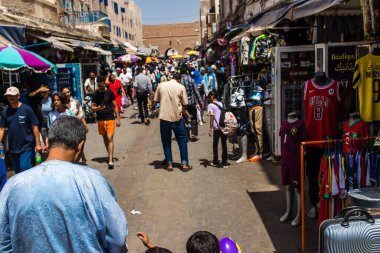 Essaouira, Fas - 20 Ağustos 2023 Essaouira çarşısını ziyaret eden insanlar, eski şehrin Medine 'sinde her türlü ürünü sunan geleneksel Arap pazarları..