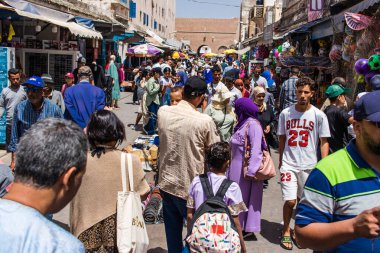 Essaouira, Fas - 20 Ağustos 2023 Essaouira çarşısını ziyaret eden insanlar, eski şehrin Medine 'sinde her türlü ürünü sunan geleneksel Arap pazarları..