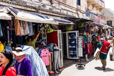 Essaouira, Fas - 20 Ağustos 2023 Essaouira çarşısını ziyaret eden insanlar, eski şehrin Medine 'sinde her türlü ürünü sunan geleneksel Arap pazarları..