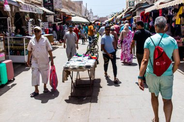 Essaouira, Fas - 20 Ağustos 2023 Essaouira çarşısını ziyaret eden insanlar, eski şehrin Medine 'sinde her türlü ürünü sunan geleneksel Arap pazarları..