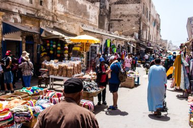 Essaouira, Fas - 20 Ağustos 2023 Essaouira çarşısını ziyaret eden insanlar, eski şehrin Medine 'sinde her türlü ürünü sunan geleneksel Arap pazarları..
