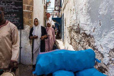 Essaouira, Fas - 20 Ağustos 2023 Essaouira çarşısını ziyaret eden insanlar, eski şehrin Medine 'sinde her türlü ürünü sunan geleneksel Arap pazarları..