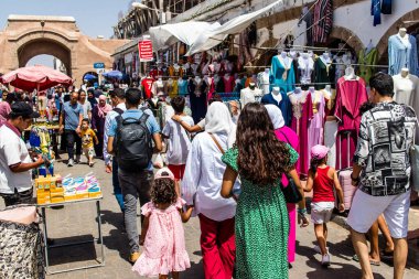 Essaouira, Fas - 20 Ağustos 2023 Essaouira çarşısını ziyaret eden insanlar, eski şehrin Medine 'sinde her türlü ürünü sunan geleneksel Arap pazarları..