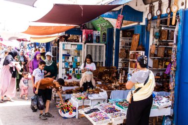 Essaouira, Fas - 20 Ağustos 2023 Essaouira çarşısını ziyaret eden insanlar, eski şehrin Medine 'sinde her türlü ürünü sunan geleneksel Arap pazarları..