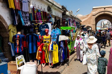 Essaouira, Fas - 20 Ağustos 2023 Essaouira çarşısını ziyaret eden insanlar, eski şehrin Medine 'sinde her türlü ürünü sunan geleneksel Arap pazarları..