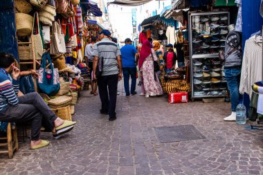 Essaouira, Fas - 20 Ağustos 2023 Essaouira çarşısını ziyaret eden insanlar, eski şehrin Medine 'sinde her türlü ürünü sunan geleneksel Arap pazarları..
