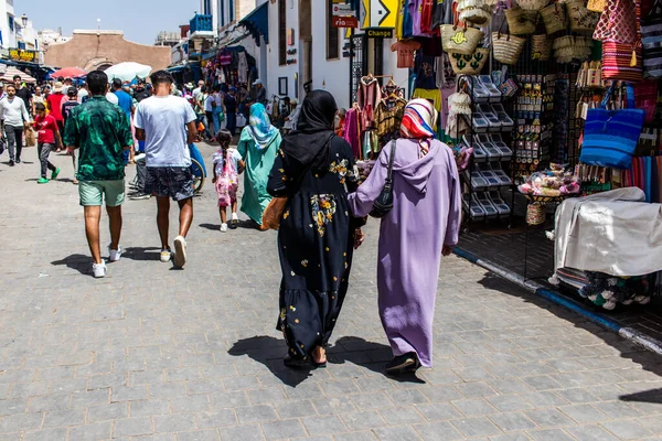 Essaouira, Fas - 20 Ağustos 2023 Essaouira çarşısını ziyaret eden insanlar, eski şehrin Medine 'sinde her türlü ürünü sunan geleneksel Arap pazarları..