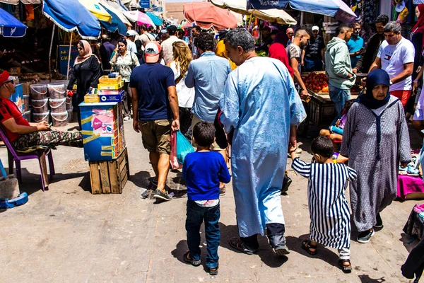Essaouira Maroko Sierpnia 2023 Osoby Odwiedzające Targ Essaouira Tradycyjne Rynki — Zdjęcie stockowe