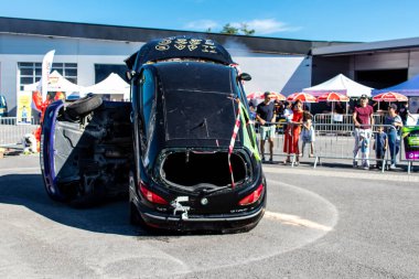 Bir araba kazasında itfaiyeci müdahalesi simülasyonu. Reims 'deki Marchandeau itfaiye istasyonunun itfaiyecileri kapılarını açıyor. Etkinlik, kurtarma merkezinin 30. yıldönümü münasebetiyle düzenleniyor..