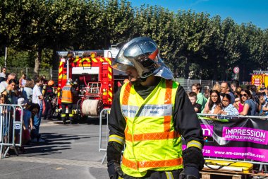 Bir araba kazasında itfaiyeci müdahalesi simülasyonu. Reims 'deki Marchandeau itfaiye istasyonunun itfaiyecileri kapılarını açıyor. Etkinlik, kurtarma merkezinin 30. yıldönümü münasebetiyle düzenleniyor..