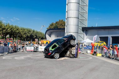 Bir araba kazasında itfaiyeci müdahalesi simülasyonu. Reims 'deki Marchandeau itfaiye istasyonunun itfaiyecileri kapılarını açıyor. Etkinlik, kurtarma merkezinin 30. yıldönümü münasebetiyle düzenleniyor..