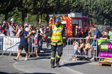 Bir araba kazasında itfaiyeci müdahalesi simülasyonu. Reims 'deki Marchandeau itfaiye istasyonunun itfaiyecileri kapılarını açıyor. Etkinlik, kurtarma merkezinin 30. yıldönümü münasebetiyle düzenleniyor..