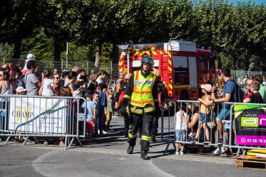 Bir araba kazasında itfaiyeci müdahalesi simülasyonu. Reims 'deki Marchandeau itfaiye istasyonunun itfaiyecileri kapılarını açıyor. Etkinlik, kurtarma merkezinin 30. yıldönümü münasebetiyle düzenleniyor..