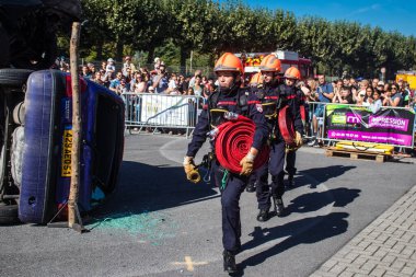 Bir araba kazasında itfaiyeci müdahalesi simülasyonu. Reims 'deki Marchandeau itfaiye istasyonunun itfaiyecileri kapılarını açıyor. Etkinlik, kurtarma merkezinin 30. yıldönümü münasebetiyle düzenleniyor..