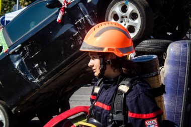 Bir araba kazasında itfaiyeci müdahalesi simülasyonu. Reims 'deki Marchandeau itfaiye istasyonunun itfaiyecileri kapılarını açıyor. Etkinlik, kurtarma merkezinin 30. yıldönümü münasebetiyle düzenleniyor..