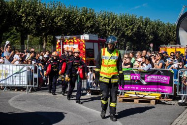 Bir araba kazasında itfaiyeci müdahalesi simülasyonu. Reims 'deki Marchandeau itfaiye istasyonunun itfaiyecileri kapılarını açıyor. Etkinlik, kurtarma merkezinin 30. yıldönümü münasebetiyle düzenleniyor..
