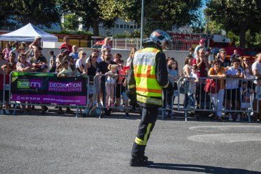 Bir araba kazasında itfaiyeci müdahalesi simülasyonu. Reims 'deki Marchandeau itfaiye istasyonunun itfaiyecileri kapılarını açıyor. Etkinlik, kurtarma merkezinin 30. yıldönümü münasebetiyle düzenleniyor..