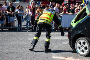 Bir araba kazasında itfaiyeci müdahalesi simülasyonu. Reims 'deki Marchandeau itfaiye istasyonunun itfaiyecileri kapılarını açıyor. Etkinlik, kurtarma merkezinin 30. yıldönümü münasebetiyle düzenleniyor..