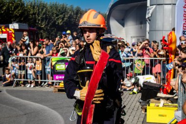 Bir araba kazasında itfaiyeci müdahalesi simülasyonu. Reims 'deki Marchandeau itfaiye istasyonunun itfaiyecileri kapılarını açıyor. Etkinlik, kurtarma merkezinin 30. yıldönümü münasebetiyle düzenleniyor..