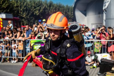 Bir araba kazasında itfaiyeci müdahalesi simülasyonu. Reims 'deki Marchandeau itfaiye istasyonunun itfaiyecileri kapılarını açıyor. Etkinlik, kurtarma merkezinin 30. yıldönümü münasebetiyle düzenleniyor..