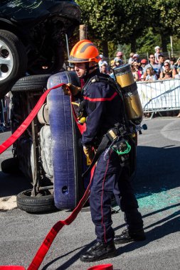 Bir araba kazasında itfaiyeci müdahalesi simülasyonu. Reims 'deki Marchandeau itfaiye istasyonunun itfaiyecileri kapılarını açıyor. Etkinlik, kurtarma merkezinin 30. yıldönümü münasebetiyle düzenleniyor..