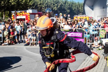 Bir araba kazasında itfaiyeci müdahalesi simülasyonu. Reims 'deki Marchandeau itfaiye istasyonunun itfaiyecileri kapılarını açıyor. Etkinlik, kurtarma merkezinin 30. yıldönümü münasebetiyle düzenleniyor..