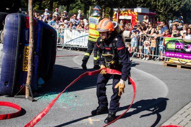 Bir araba kazasında itfaiyeci müdahalesi simülasyonu. Reims 'deki Marchandeau itfaiye istasyonunun itfaiyecileri kapılarını açıyor. Etkinlik, kurtarma merkezinin 30. yıldönümü münasebetiyle düzenleniyor..