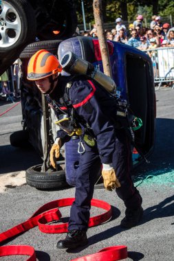 Bir araba kazasında itfaiyeci müdahalesi simülasyonu. Reims 'deki Marchandeau itfaiye istasyonunun itfaiyecileri kapılarını açıyor. Etkinlik, kurtarma merkezinin 30. yıldönümü münasebetiyle düzenleniyor..
