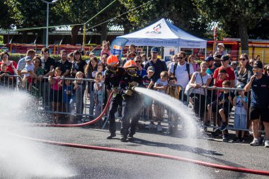 Bir araba kazasında itfaiyeci müdahalesi simülasyonu. Reims 'deki Marchandeau itfaiye istasyonunun itfaiyecileri kapılarını açıyor. Etkinlik, kurtarma merkezinin 30. yıldönümü münasebetiyle düzenleniyor..