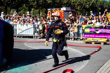 Bir araba kazasında itfaiyeci müdahalesi simülasyonu. Reims 'deki Marchandeau itfaiye istasyonunun itfaiyecileri kapılarını açıyor. Etkinlik, kurtarma merkezinin 30. yıldönümü münasebetiyle düzenleniyor..