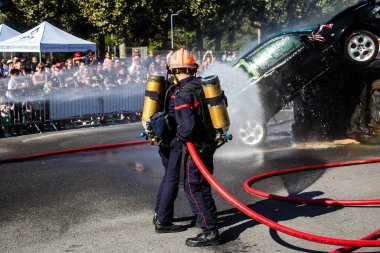Bir araba kazasında itfaiyeci müdahalesi simülasyonu. Reims 'deki Marchandeau itfaiye istasyonunun itfaiyecileri kapılarını açıyor. Etkinlik, kurtarma merkezinin 30. yıldönümü münasebetiyle düzenleniyor..