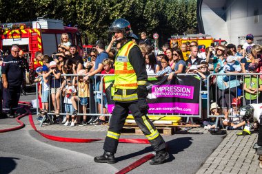 Bir araba kazasında itfaiyeci müdahalesi simülasyonu. Reims 'deki Marchandeau itfaiye istasyonunun itfaiyecileri kapılarını açıyor. Etkinlik, kurtarma merkezinin 30. yıldönümü münasebetiyle düzenleniyor..