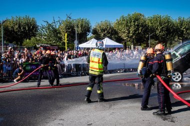 Bir araba kazasında itfaiyeci müdahalesi simülasyonu. Reims 'deki Marchandeau itfaiye istasyonunun itfaiyecileri kapılarını açıyor. Etkinlik, kurtarma merkezinin 30. yıldönümü münasebetiyle düzenleniyor..