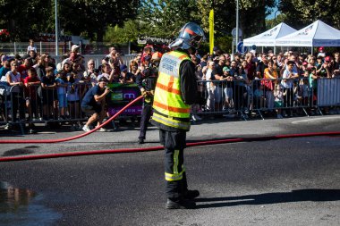 Bir araba kazasında itfaiyeci müdahalesi simülasyonu. Reims 'deki Marchandeau itfaiye istasyonunun itfaiyecileri kapılarını açıyor. Etkinlik, kurtarma merkezinin 30. yıldönümü münasebetiyle düzenleniyor..