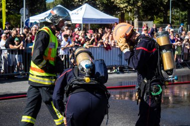 Bir araba kazasında itfaiyeci müdahalesi simülasyonu. Reims 'deki Marchandeau itfaiye istasyonunun itfaiyecileri kapılarını açıyor. Etkinlik, kurtarma merkezinin 30. yıldönümü münasebetiyle düzenleniyor..