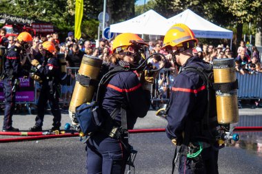 Bir araba kazasında itfaiyeci müdahalesi simülasyonu. Reims 'deki Marchandeau itfaiye istasyonunun itfaiyecileri kapılarını açıyor. Etkinlik, kurtarma merkezinin 30. yıldönümü münasebetiyle düzenleniyor..