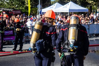 Bir araba kazasında itfaiyeci müdahalesi simülasyonu. Reims 'deki Marchandeau itfaiye istasyonunun itfaiyecileri kapılarını açıyor. Etkinlik, kurtarma merkezinin 30. yıldönümü münasebetiyle düzenleniyor..