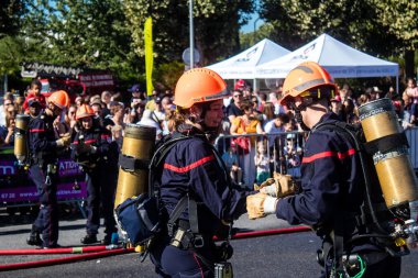 Bir araba kazasında itfaiyeci müdahalesi simülasyonu. Reims 'deki Marchandeau itfaiye istasyonunun itfaiyecileri kapılarını açıyor. Etkinlik, kurtarma merkezinin 30. yıldönümü münasebetiyle düzenleniyor..