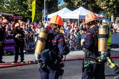 Bir araba kazasında itfaiyeci müdahalesi simülasyonu. Reims 'deki Marchandeau itfaiye istasyonunun itfaiyecileri kapılarını açıyor. Etkinlik, kurtarma merkezinin 30. yıldönümü münasebetiyle düzenleniyor..