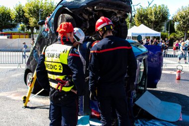 Bir araba kazasında itfaiyeci müdahalesi simülasyonu. Reims 'deki Marchandeau itfaiye istasyonunun itfaiyecileri kapılarını açıyor. Etkinlik, kurtarma merkezinin 30. yıldönümü münasebetiyle düzenleniyor..